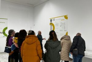 Integrantes del grupo de apoyo 'Da túa man' son guiados por el nefrólogo Alfonso Otero.