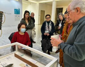 Integrantes del grupo de apoyo 'Da túa man' son guiados por el nefrólogo Alfonso Otero.