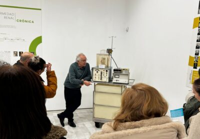 Integrantes del grupo de apoyo 'Da túa man' son guiados por el nefrólogo Alfonso Otero.