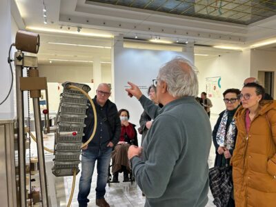 Integrantes del grupo de apoyo 'Da túa man' son guiados por el nefrólogo Alfonso Otero.