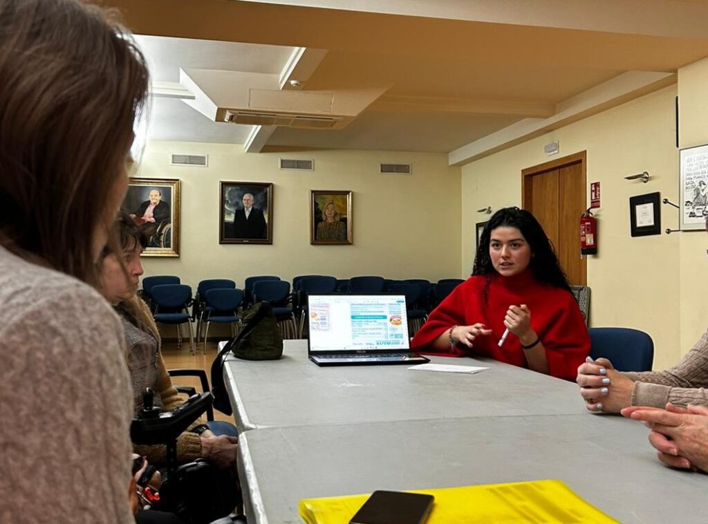 Uxía Tumbeiro, nutricionista de ALCER Ourense, imparte un obradoiro de etiquetaxe alimentaria a persoas membro de ACADAR.